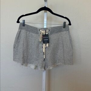 NWT Philanthropy med Heather Gray Frayed Hem Shorts
